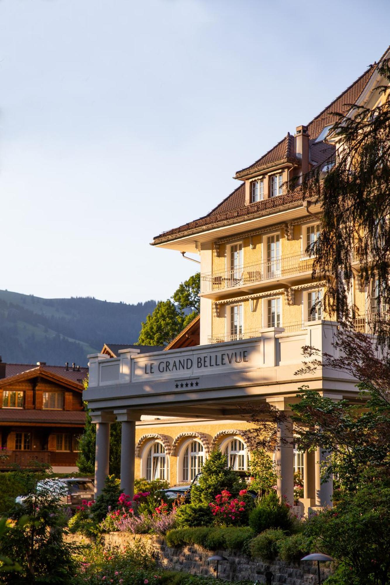 Le Grand Bellevue Hotel Gstaad Bagian luar foto